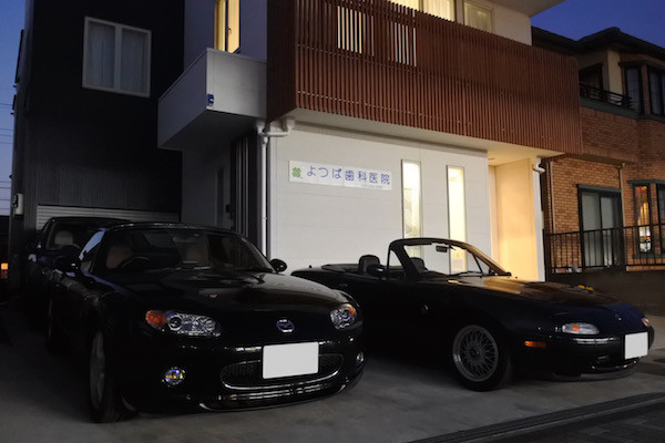 緑のNCロードスターが停まっています