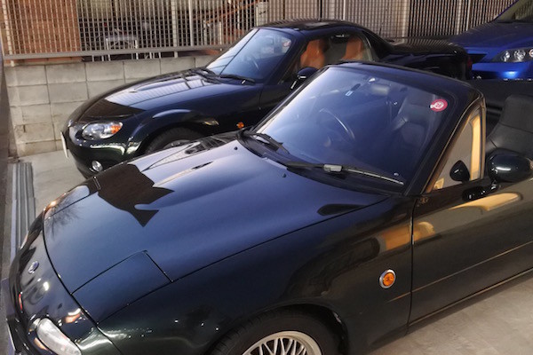 日が暮れかけて暗いため黒に見えますが２台とも緑です。