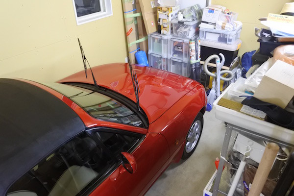 奥にピカピカのNAロードスターを持つ普通ではない歯医者さん