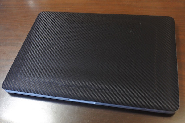 粘着面の剥離シートを残した部分だけ盛り上がる感じの残念な仕上がり