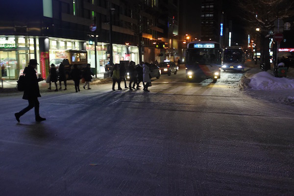 雪と氷で覆われた路面