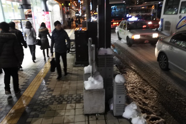 車道と異なりロードヒーティングのおかげで歩道には雪がありません。