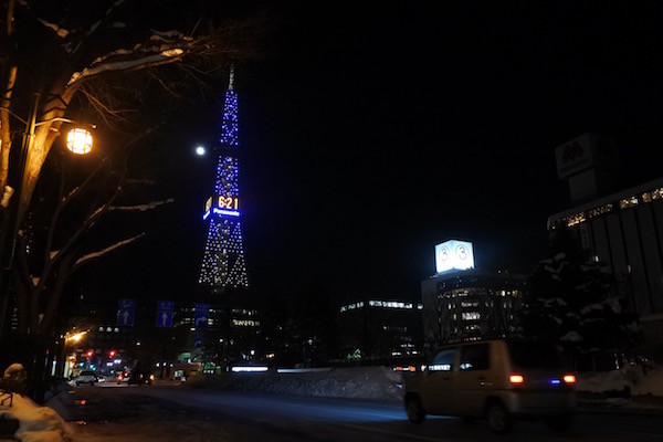 徐々に色が変わる大通公園のテレビ塔
