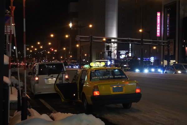 非常に寒いのに札幌のタクシーは客待ち中ずっとドアを全開で待ち続ける