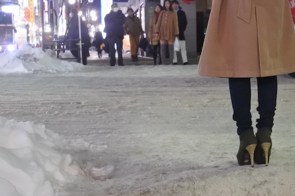 踏み固められた雪は氷と化して、とても滑りやすい