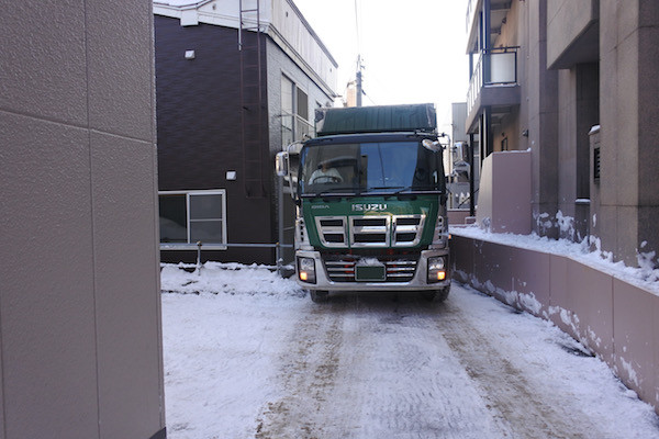 車体からのミラーの出っ張り、壁の突起物などをさけてのバックはさすがプロ