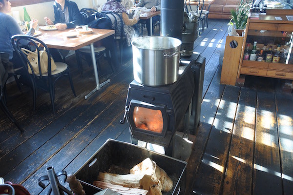 薪ストーブが実際に使われているというのが渋い! 薪ストーブが実際に使われているというのが渋い!