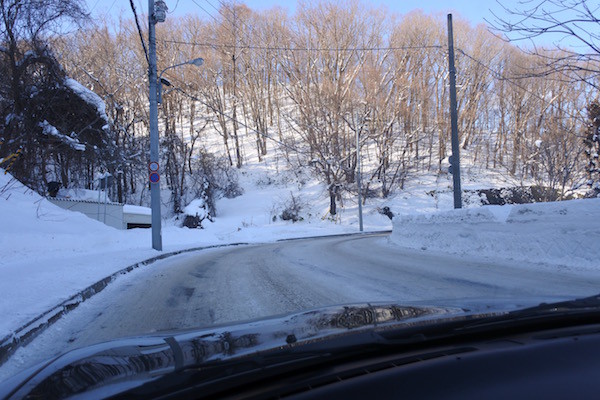 さすが雪国北海道の地元民、私には想像できない速度で雪道を走破 さすが雪国北海道の地元民、私には想像できない速度で雪道を走破