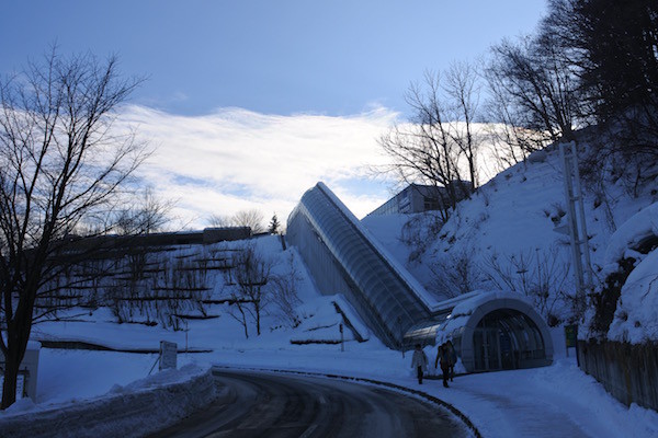 駐車場から写真の立派なエスカレーターを上る 駐車場から写真の立派なエスカレーターを上る
