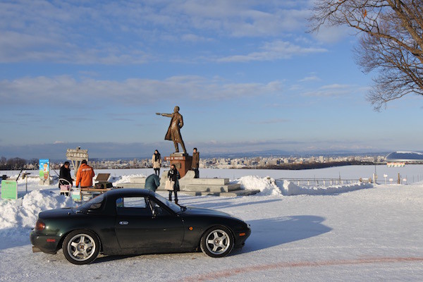 札幌市内を望む羊ヶ丘展望台のクラーク博士像とロードスターVR-B 札幌市内を望む羊ヶ丘展望台のクラーク博士像とロードスターVR-B