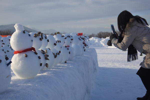 可愛い雪だるまの団体が歓迎してくれる 可愛い雪だるまの団体が歓迎してくれる