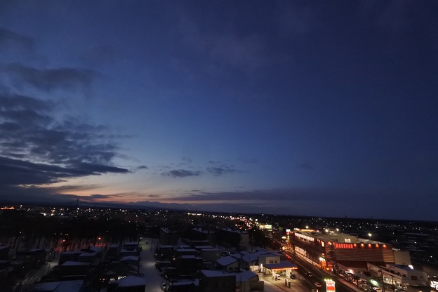 ホテルの部屋からの夕闇迫る北海道の景色
