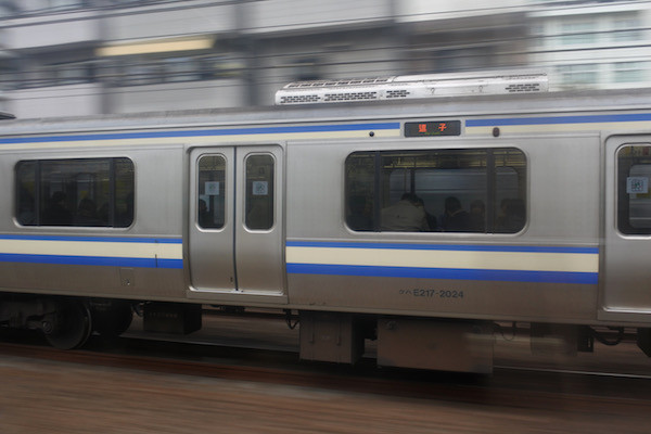 JR東日本は走行中も車両サイドの行先表示は点灯している