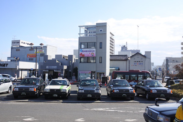 地方都市の駅前で普通に見られる光景の中の普通でない部分