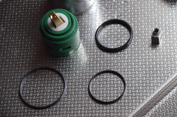 手前２つのOリングは入手できず再利用