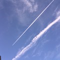 ツインな飛行機雲